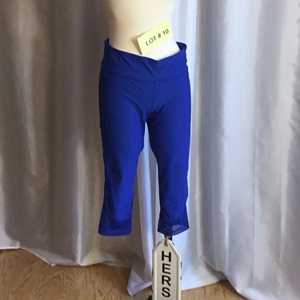 Capri leggings with adjustable waist in medium